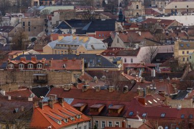 Vilnius, Litvanya 3 Ocak 2025 Eski şehrin kırmızı çatıları.