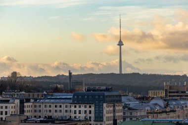 Vilnius, Litvanya 3 Ocak 2025 Eski TV kulesi ve çatı manzarası.