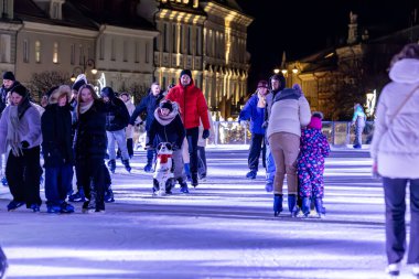 Vilnius, Litvanya 3 Ocak 2025 Kasaba Meydanı 'ndaki eski şehir merkezinde buz pateni pistinde.