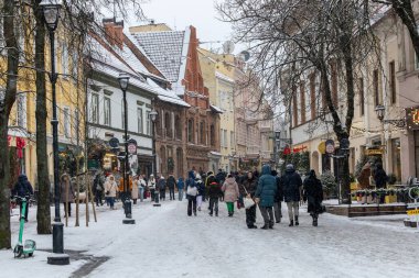 Vilnius, Litvanya 5 Ocak 2025 Pederstroianlar kışın Pilies g caddesinde, ana alışveriş caddesi..