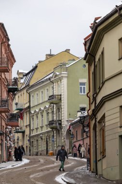 Vilnius, Litvanya 5 Ocak 2025 Uzupis bohem bölgesinde bir adam karşıdan karşıya geçiyor..