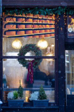 Vilnius, Litvanya 5 Ocak 2025 Bir kahve dükkanının vitrininde Noel süslemeleri.