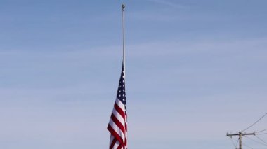 Solomonlar, Maryland, ABD Ulusal trajediyi simgeleyen bir Amerikan bayrağı yarıya indirildi..
