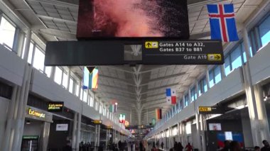 Washington DC Dulles Havaalanı 'ndaki uluslararası kalkış terminalinin içi.. 