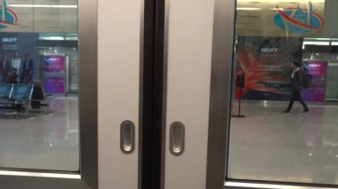 Washington DC ABD Tren Garı 'nın kapıları kalkış terminalinin altında..  