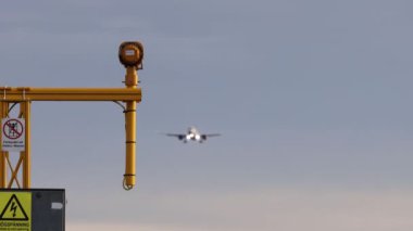 Stockholm, İsveç. Bir kış günü Arlanda Havaalanına ticari bir uçak indi.. 