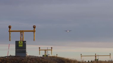 Stockholm, İsveç. Bir kış günü Arlanda Havaalanına ticari bir uçak indi.. 