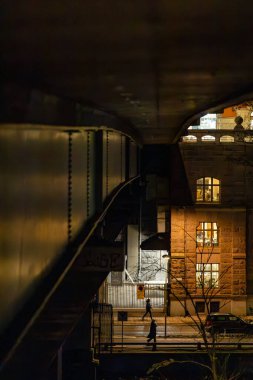 Stockholm, İsveç 17 Ocak 2025 Geceleri Sankt Eriksbron 'un altında yürüyen yayalar, ya da Kungholmen bölgesindeki Saint Erik Köprüsü.