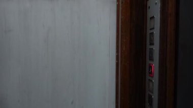 Kahire, Mısır Asansörü antik ahşap bir asansörde yukarı çıkıyor.. 