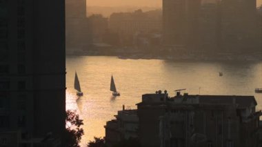 Kahire, Mısır Gün batımında Nil Nehri 'nde bir yelkenli.. 