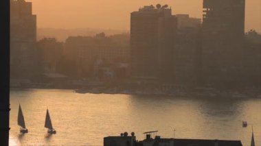 Kahire, Mısır Gün batımında Nil Nehri 'nde bir yelkenli.. 
