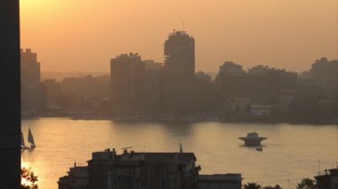 Kahire, Mısır Gün batımında Nil Nehri 'nde bir yelkenli.. 