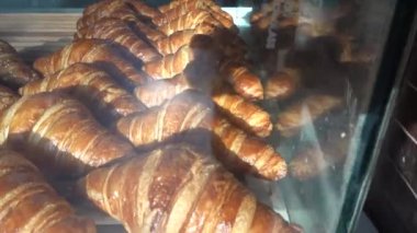 Kahire, Mısır fırınlanmış kruvasanlar fırın vitrininde. 