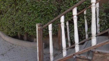 Kahire, Mısır Halka açık bir parkta eski ve harap olmuş ahşap bir merdiven. 
