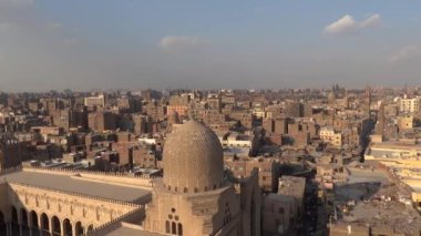 Kahire, Mısır şehir merkezinin ufuk çizgisi ve İbn-i Tulun Camii 'nin minaresinin tepesinden Eski Kahire manzarası.