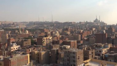 Kahire, Mısır şehir merkezinin ufuk çizgisi ve İbn-i Tulun Camii 'nin minaresinin tepesinden Eski Kahire manzarası.