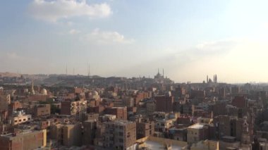 Kahire, Mısır şehir merkezinin ufuk çizgisi ve İbn-i Tulun Camii 'nin minaresinin tepesinden Eski Kahire manzarası.