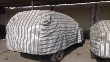 Kahire, Mısır tozlu bir otopark. Arabalar kumdan korunmak için muşambayla kaplanmış.