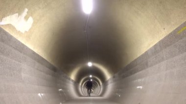 Kahire, Mısır Helwan banliyösünde bir adam yeraltı yaya tünelinde yürüyor.. 