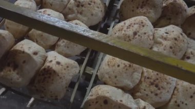 Kahire, Mısır... Sokaklardaki raflarda taze pişmiş ekmek..  