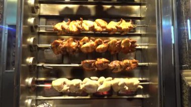 Kahire, Mısır Tavukları bir açık hava restoranında fırında fırında dönüyorlar.. 