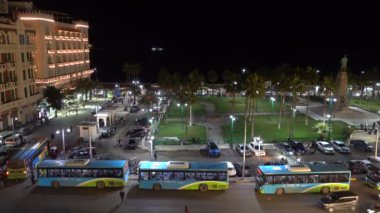 İskenderiye, Mısır El, Mahta Al Raml Meydanı ve Saad Zaghloul Heykeli ve parkı gece görüşü. 