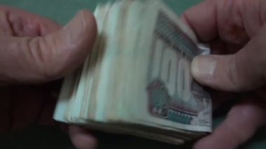 Kahire, Mısır Bir el, büyük bir yığın Mısır 100 sterlinini idare eder.  