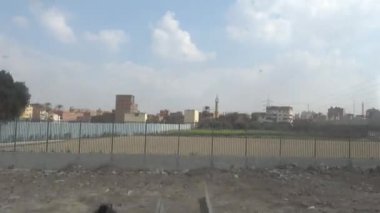 Kahire, Mısır hareket halindeki bir trenin tarla ve konaklama manzarası. 