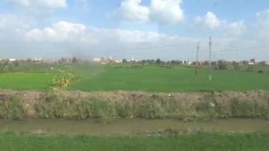 Kahire, Mısır hareket halindeki bir trenin tarla ve konaklama manzarası. 