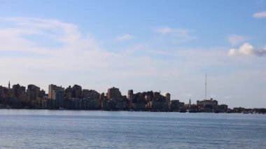 Kahire, Mısır Helwan 'ın varoşlarından akan Nil Nehri manzarası. 