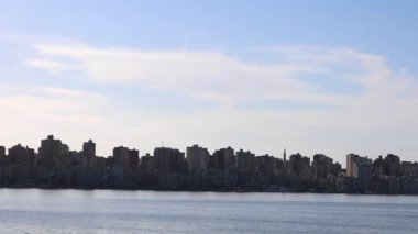 Kahire, Mısır Helwan 'ın varoşlarından akan Nil Nehri manzarası. 