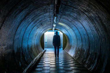 Kahire, Mısır 21 Ocak 2025 Şehir merkezindeki yaya tünelinde bir adam yürüyor..