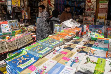 Kahire, Mısır 21 Ocak 2025 Ramsis Meydanı 'ndaki bir açık hava pazarında kitap alışverişi yapanlar.