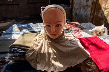 Kahire, Mısır 21 Ocak 2025 Bir kadın manken kafası Ramsis Meydanı 'ndaki bir pazarın tepesinde duruyor..