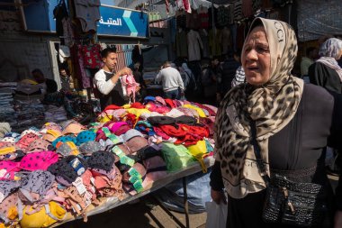 Kahire, Mısır 21 Ocak 2025 Ramsis Meydanı 'ndaki açık hava pazarında alışveriş yapan kadınlar ve kadın iç çamaşırları.