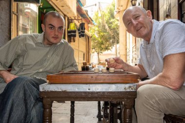 Kahire, Mısır Kahire 'de bir baba ve oğlu arka sokakta tavla oynuyor..