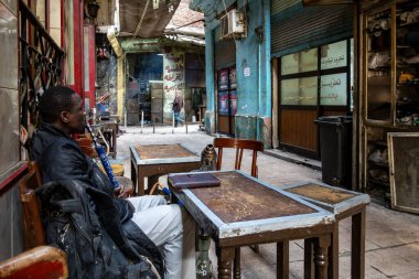 Kahire, Mısır 23 Ocak 2025 Bir adam açık bir kafede nargile içiyor.