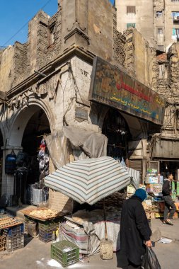 Kahire, Mısır 21 Ocak 2025 Yaşlı bir kadın Kahire 'de bir markette yürüyor.