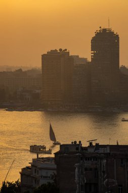 Kahire, Mısır Nil Nehri ve gün batımında bir yelkenli..