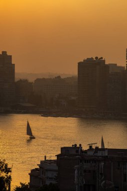 Kahire, Mısır Nil Nehri ve gün batımında bir yelkenli..