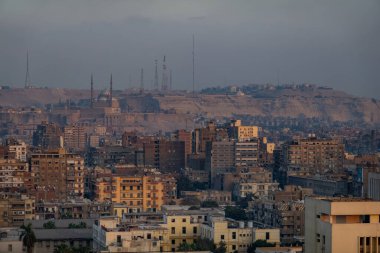Kahire, Mısır Kahire şehir merkezinin çatıları gün batımında ve uzaktaki Hisar..
