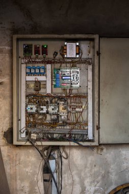 Kahire, Mısır 23 Ocak 2025 Kablolarla dolu dağınık bir kabin,.