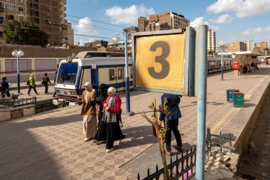 Kahire, Mısır, 24 Ocak 2025 Helwan banliyösünde açık alan Mero durağı.