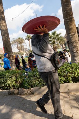 Kahire, Mısır, 24 Ocak 2025 bir satıcı, 1917 'de Mısırlı mimar Zulfaqar Paşa tarafından Helwan' ın banliyösünde inşa edilen Japon bahçesinde elma şekeri denemesi yaptı.