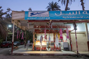 Kahire, Mısır, 24 Ocak 2025 Maadi bölgesindeki bir kasap, dışarıda hayvan kesikleri asıyor..