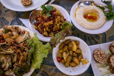Kahire, Mısır, humus, zeytin ve falafel içeren tipik restoran yemekleri olan bir masa..