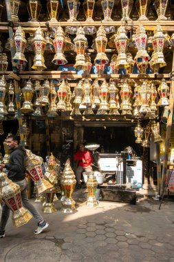 Kahire, Mısır, 25 Ocak 2025, yayalar Khan el-Khalili Kahire pazarında süslü bir fener dükkanının önünden geçtiler..