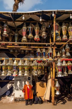 Kahire, Mısır, 25 Ocak 2025, yayalar Khan el-Khalili Kahire pazarında süslü bir fener dükkanının önünden geçtiler..