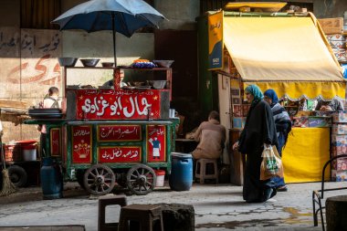 Kahire, Mısır, 25 Ocak 2025 Büyük Han el-Khalili Kahire pazarında bir büfenin önünden geçtiler..