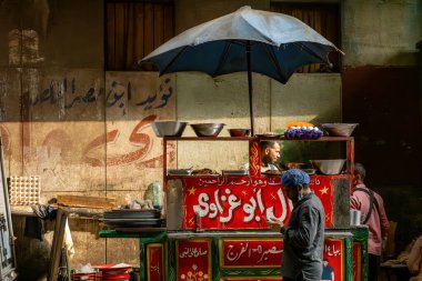 Kahire, Mısır, 25 Ocak 2025 Büyük Han el-Khalili Kahire pazarında bir büfenin önünden geçtiler..